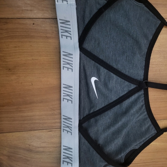 Nike Bra Women MEDIUM SILVER White Pull On Yoga Workout Sports Bra Casual Ladies - Picture 2 of 10